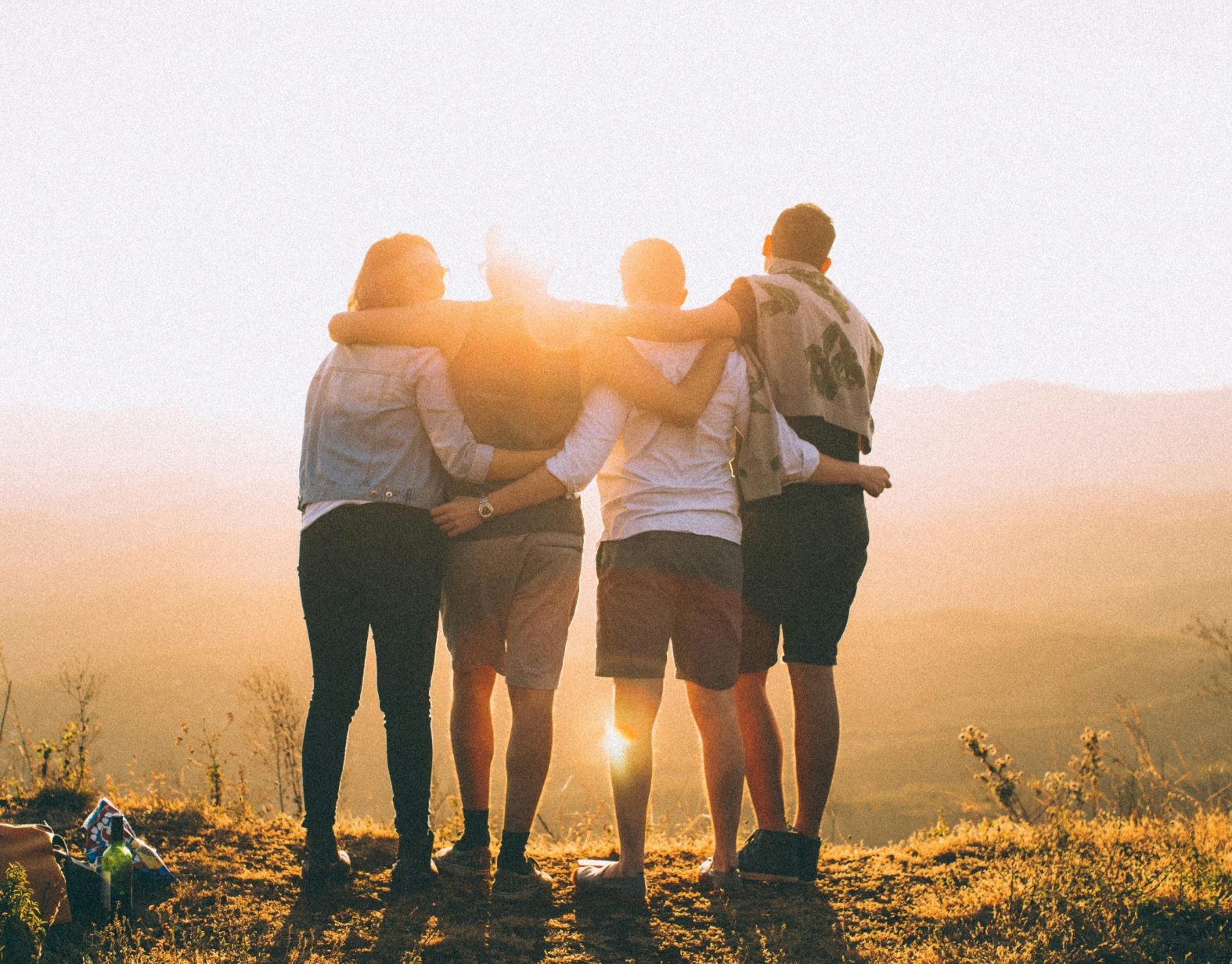 Menschen umarmen sich im warmen Sonnenlicht.