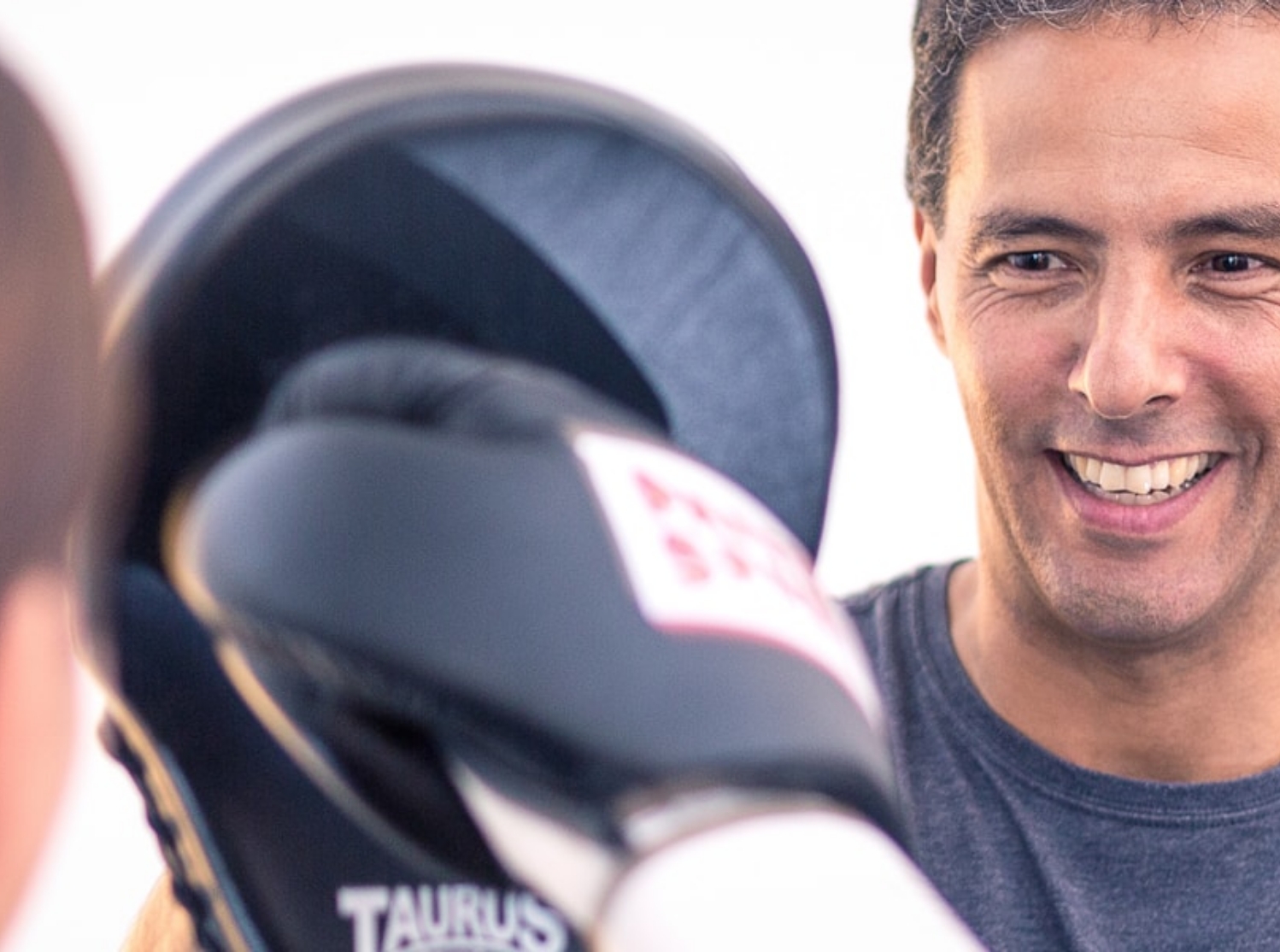 Carlos Cabrera mit Boxpad beim Training.