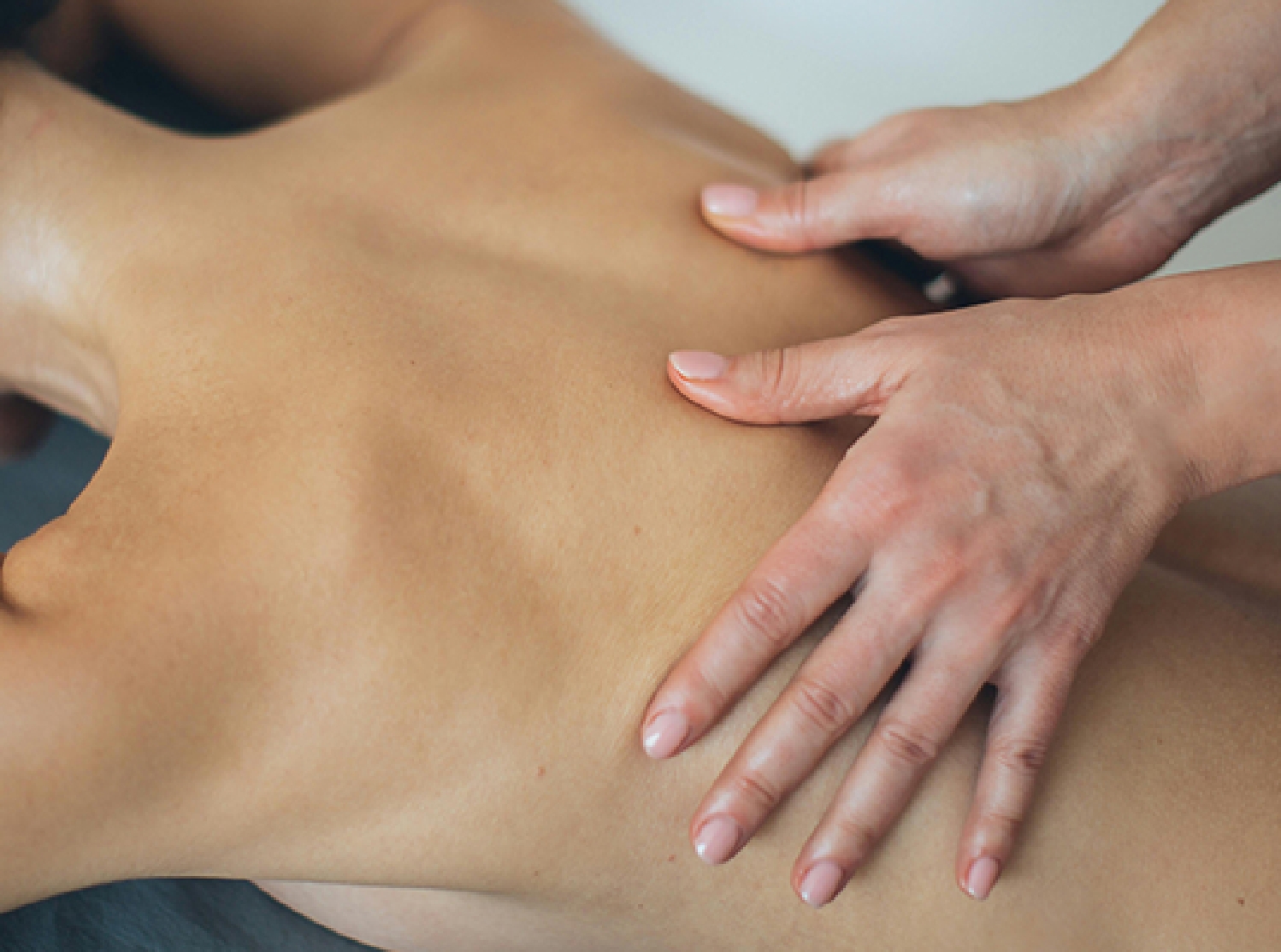 Massagegriff auf einem entspannten Rücken.
