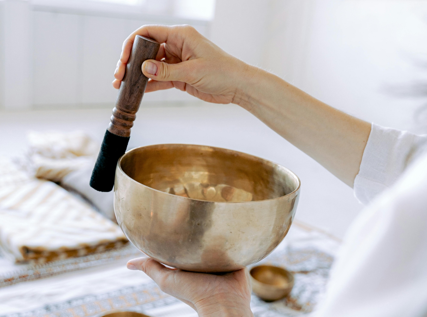 Klangschale in einer ruhigen Behandlungssituation.