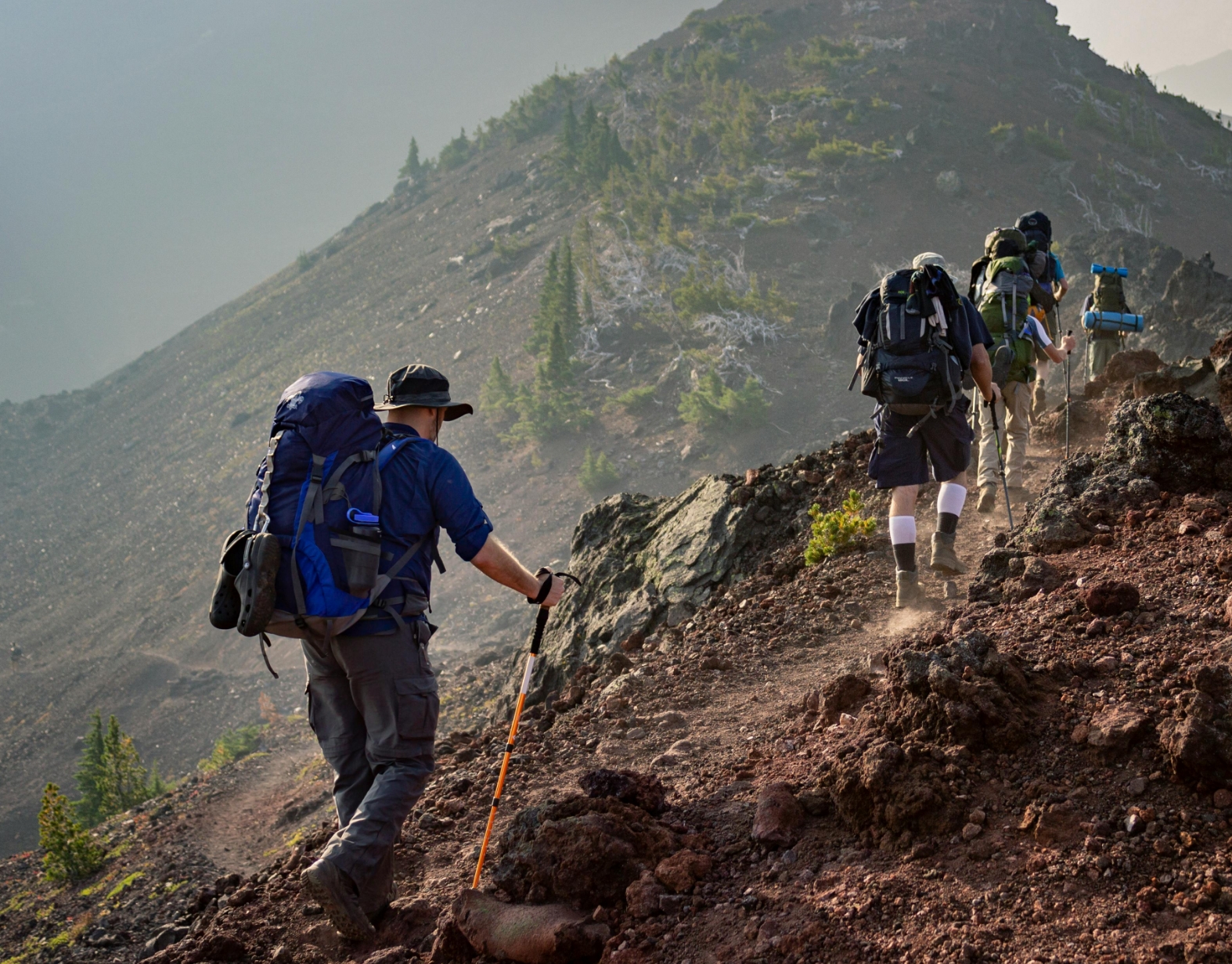 Wandergruppe in bergiger Landschaft.